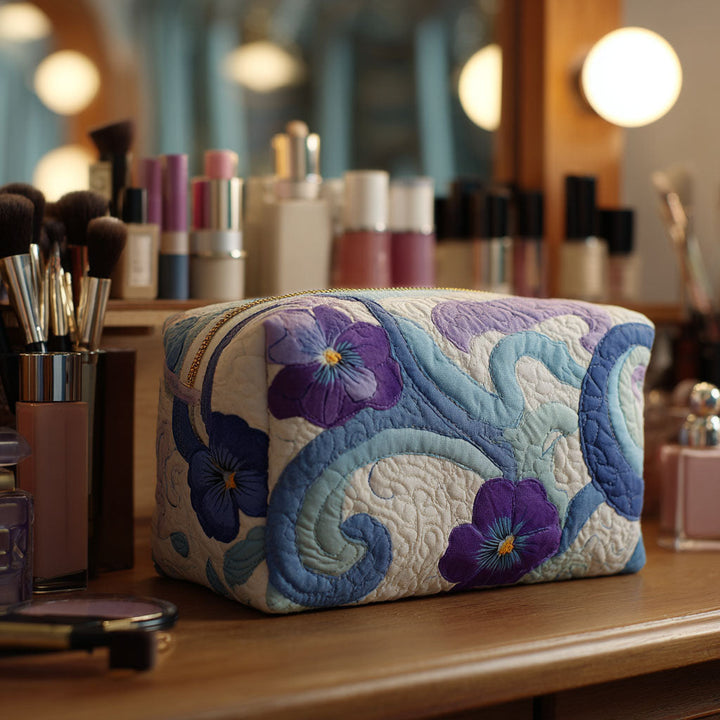 Vaatteellinen kosmetiikkapussi syvän violetissa