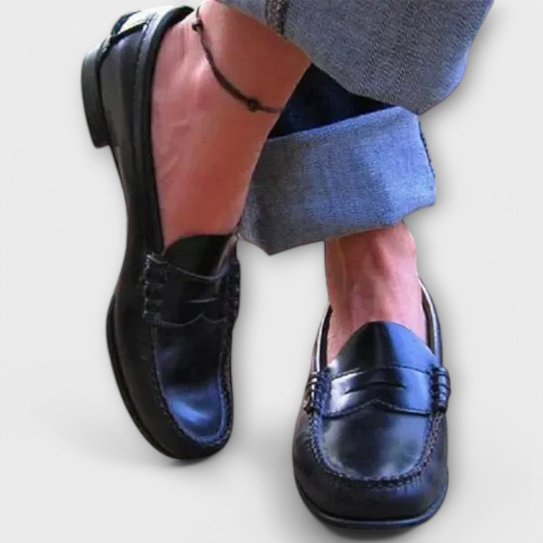 klassiset naisten loaferit