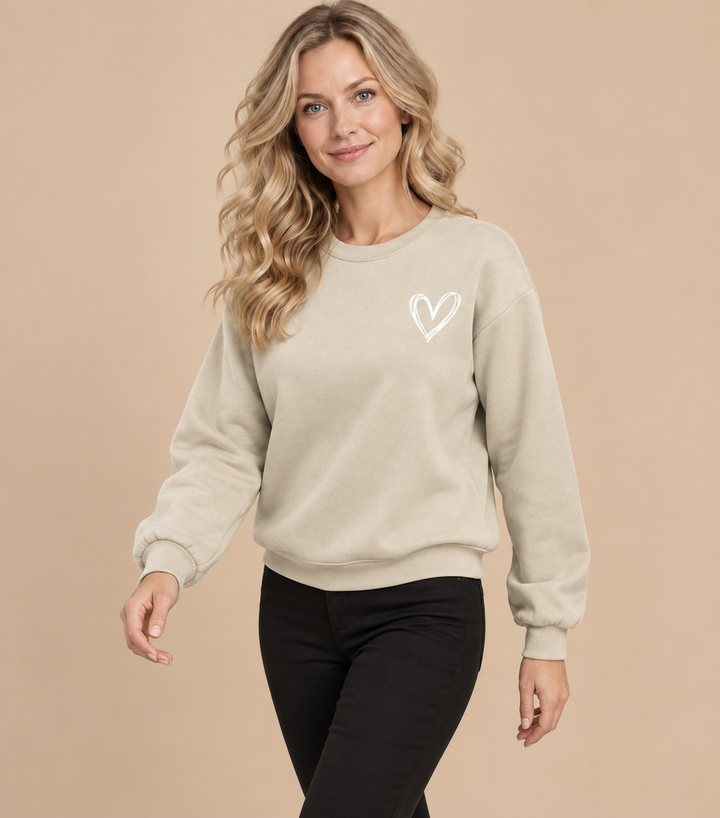 Elina | Pehmeä Collegepaita Sydänkirjonnalla