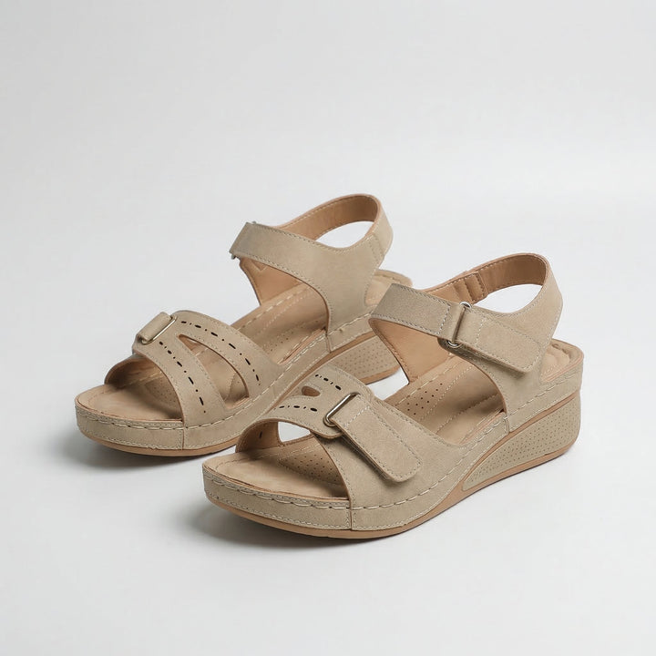 Sandy - Mukavat ortopediset kiilakorkosandaalit